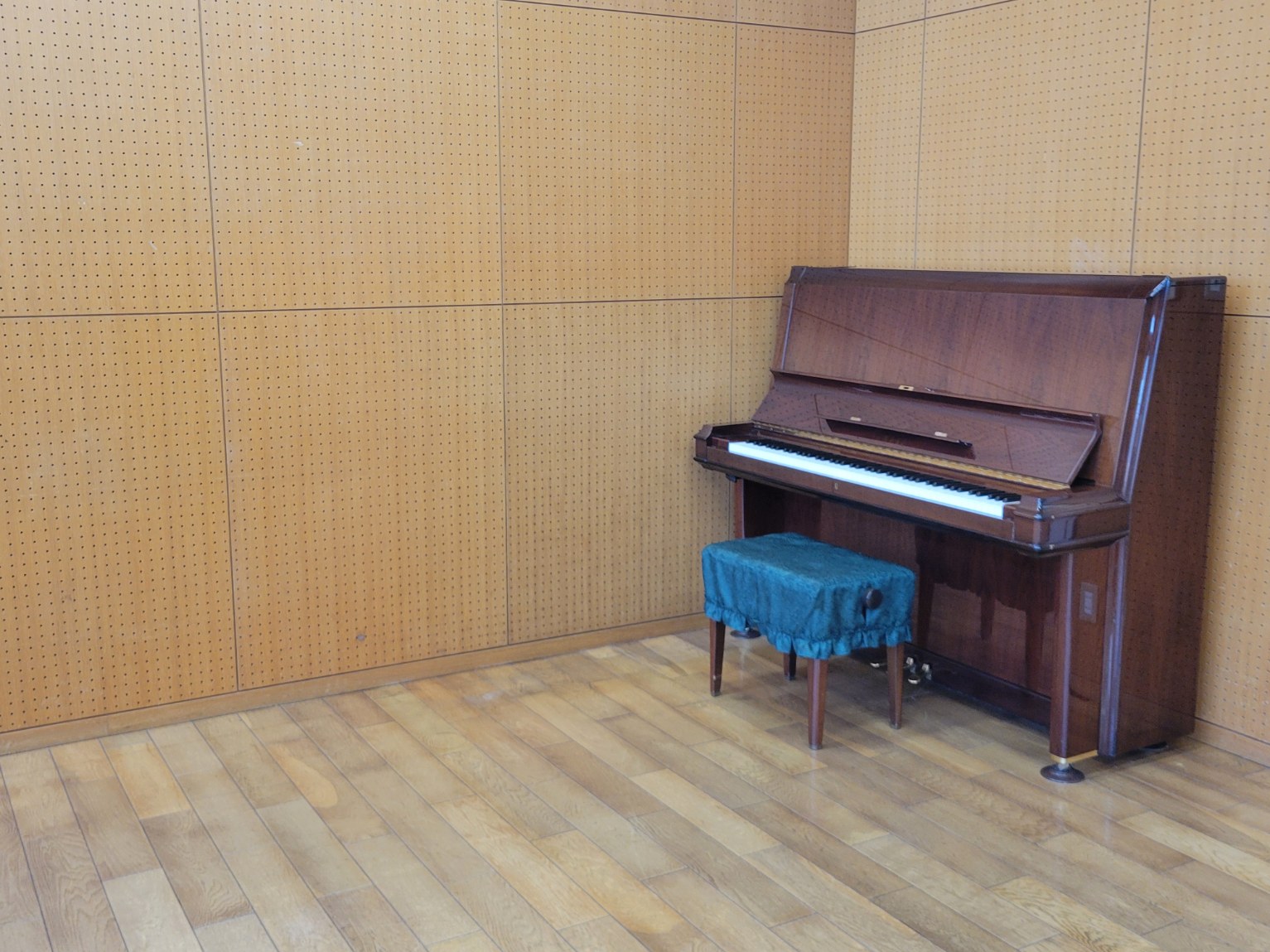 草津アミカホール　リハーサル室ピアノ